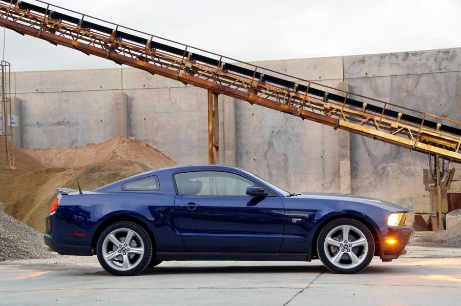  Ford Mustang GT 2010 года  (фото 6 из 213)